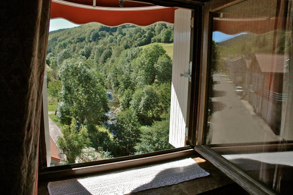 Au Parfum Des Bois Hotell Saint-Cirgues-en-Montagne Rum bild