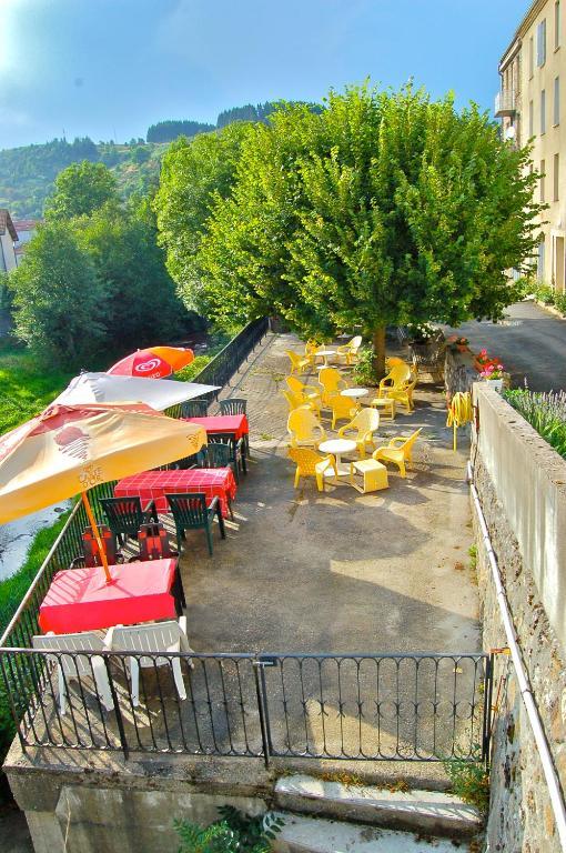 Au Parfum Des Bois Hotell Saint-Cirgues-en-Montagne Exteriör bild