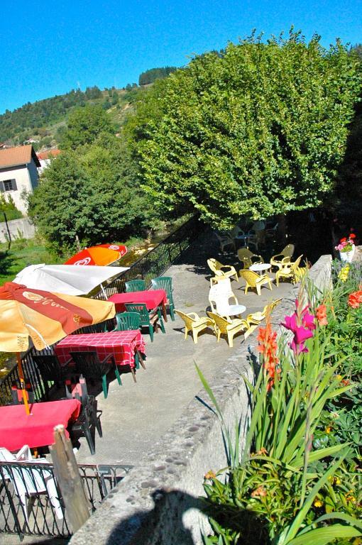 Au Parfum Des Bois Hotell Saint-Cirgues-en-Montagne Exteriör bild